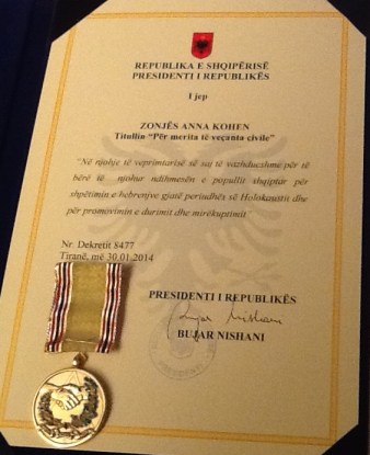 Zonja Anna Kohen Dekorohet nga Presidenti i Republikes